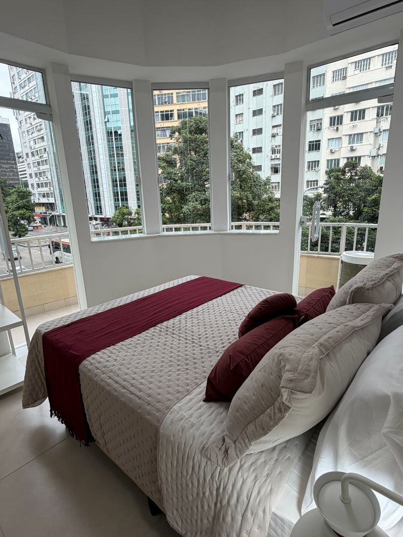 Janelas de canto de um apartamento no Centro do Rio, com a cidade ao fundo
