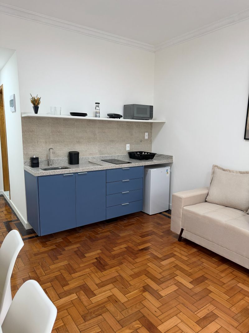 Cozinha reformada com piso de taco em espinha de peixe