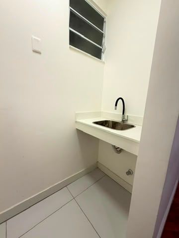 Varanda integrada e piso de taco restaurado em Botafogo