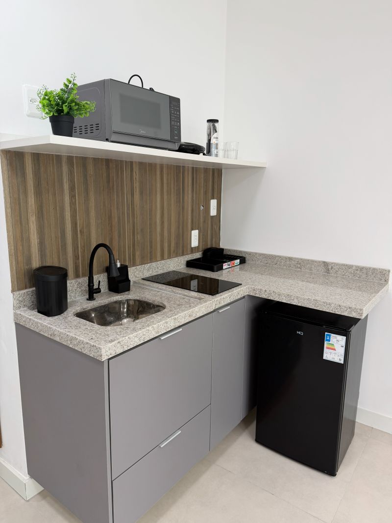 Ambiente integrado com cozinha compacta no Centro