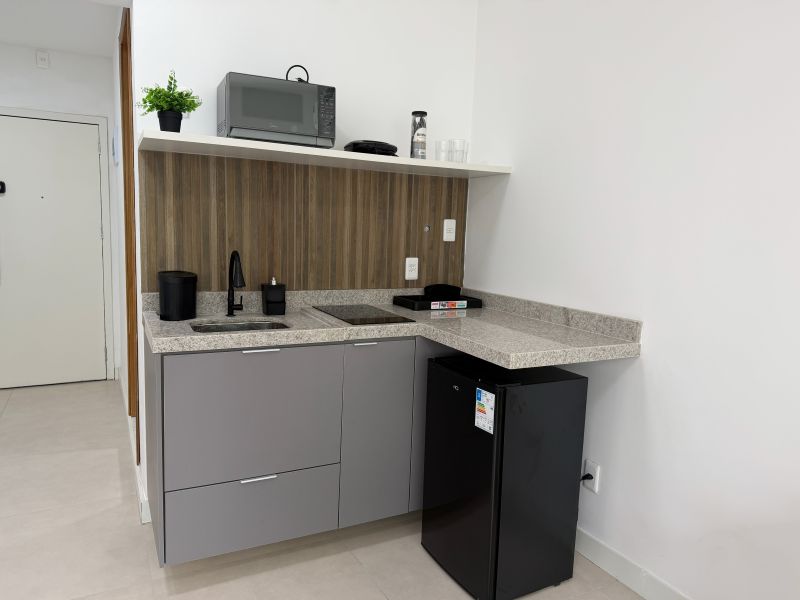 Cozinha reformada com armários planejados e bancada
