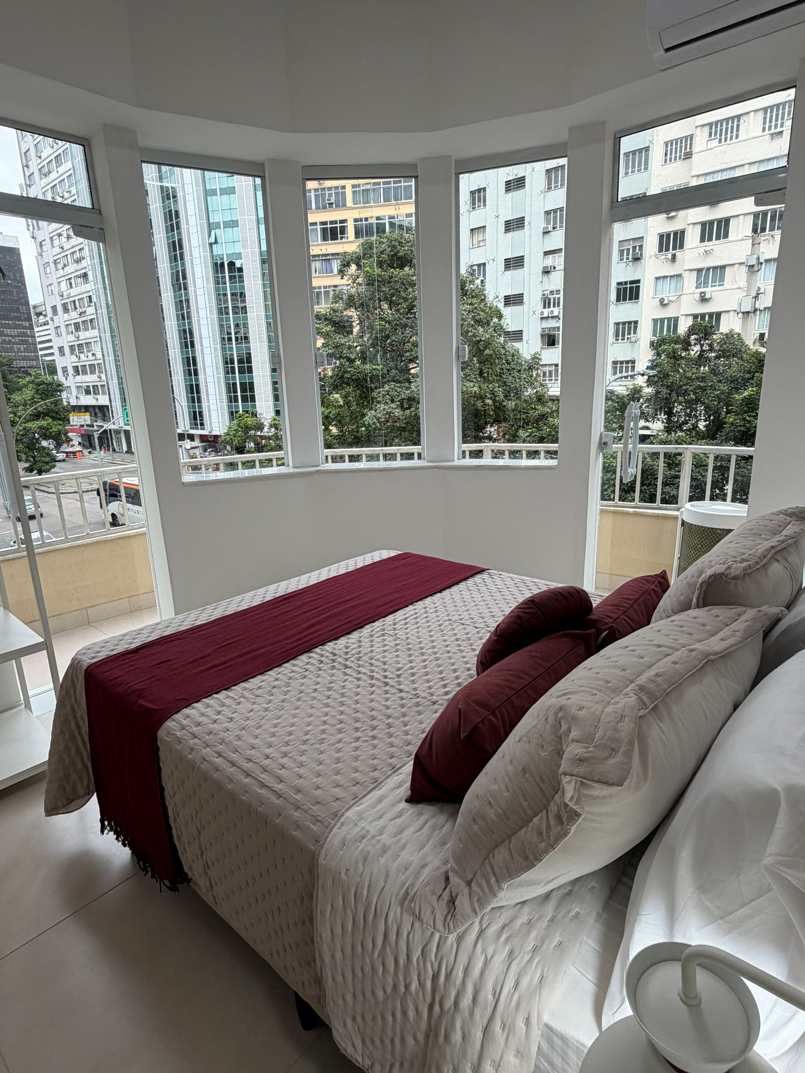 Apartamento com janelas amplas na Av. Franklin Roosevelt