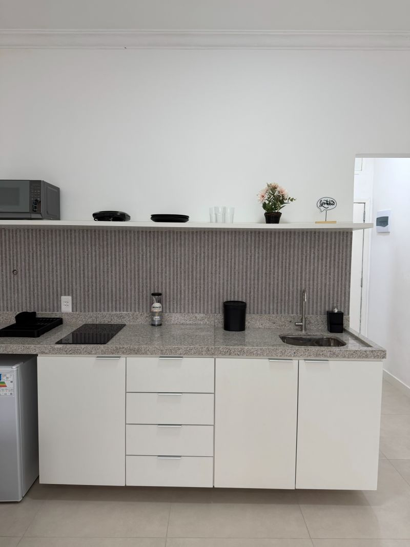 Cozinha planejada e área de trabalho junto à janela
