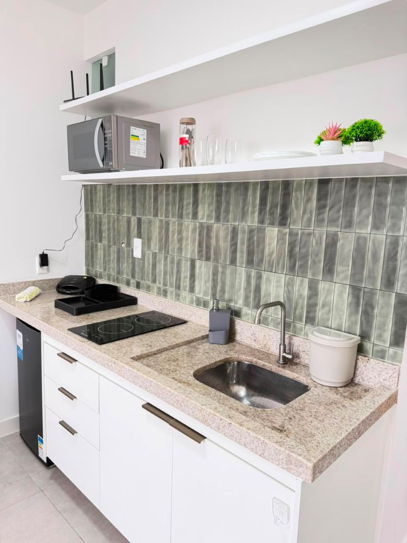 Paleta em tons verdes e ambiente com mesa de trabalho