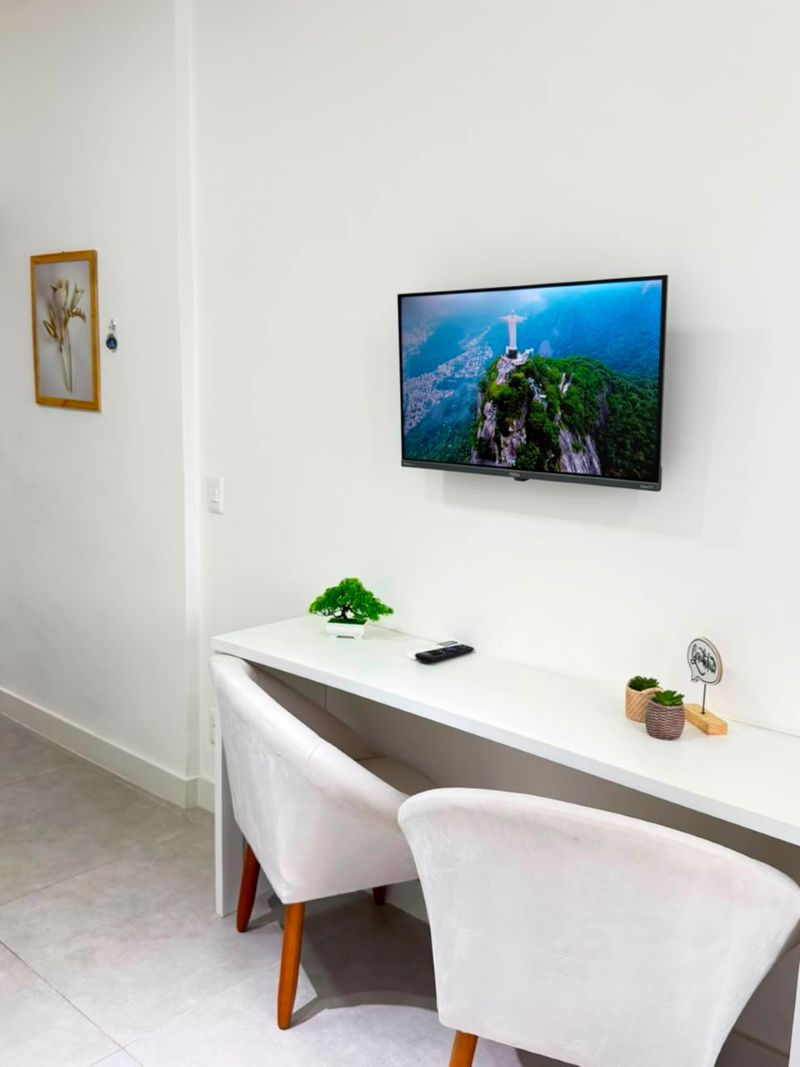 Paleta em tons verdes e ambiente com mesa de trabalho