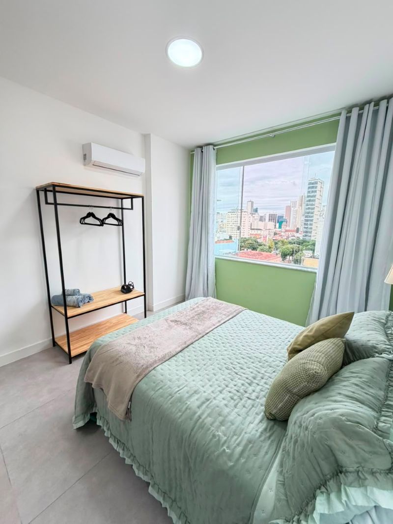 Paleta em tons verdes e ambiente com mesa de trabalho